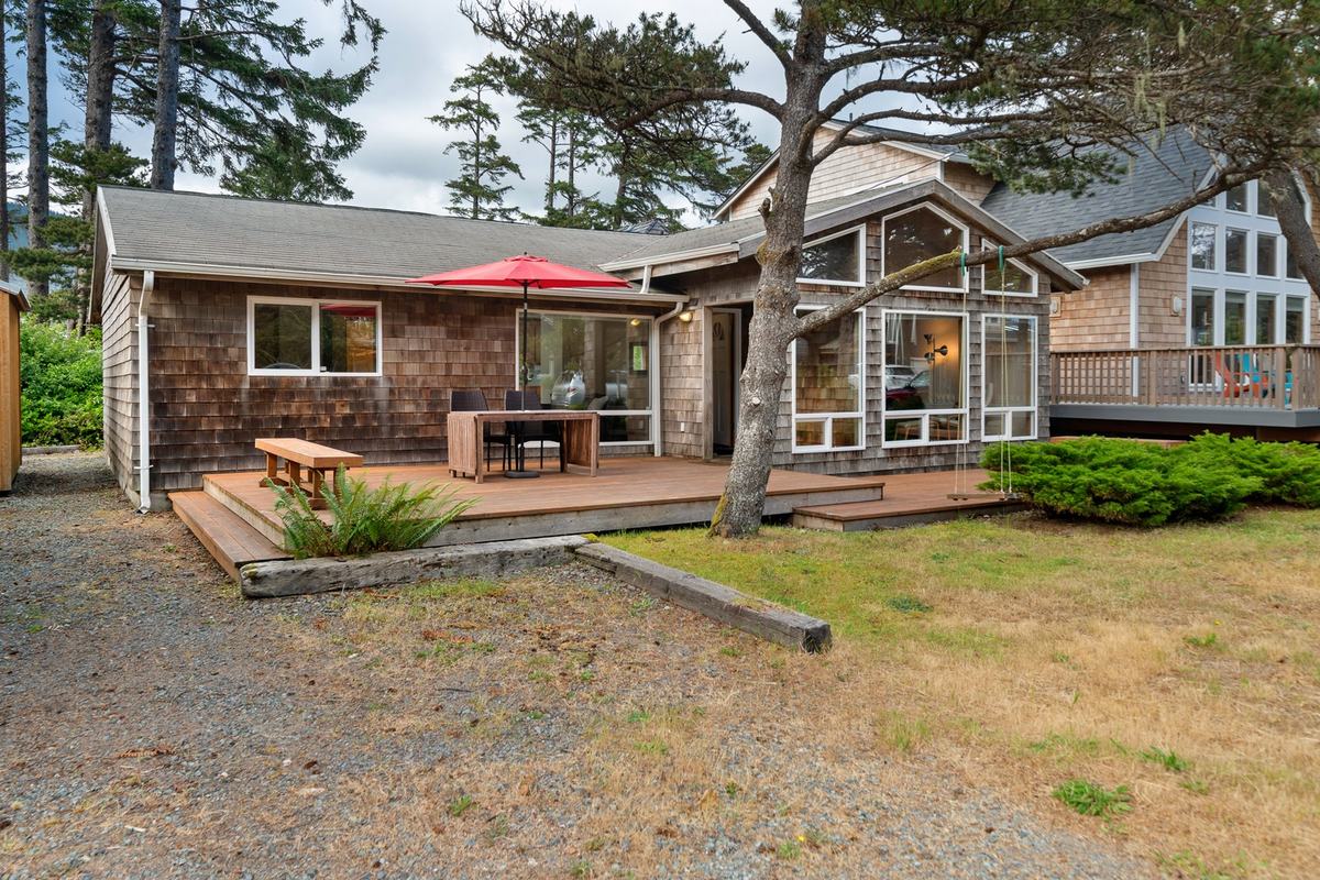 Front exterior of 215 Beeswax Ln, Manzanita, Oregon