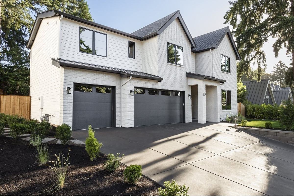Front exterior of 807 Ellis Ave, Lake Oswego, Oregon
