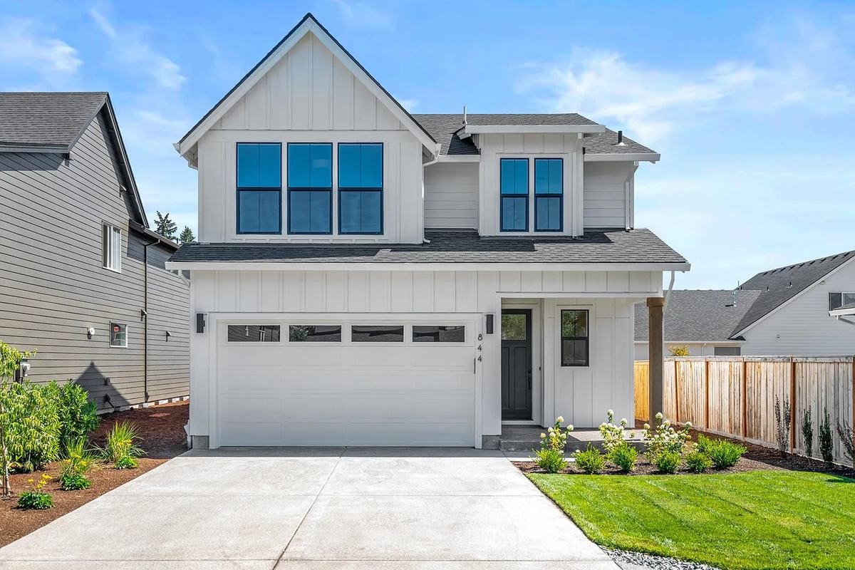 Front exterior of 844 NE 17th Ave, Canby, Oregon